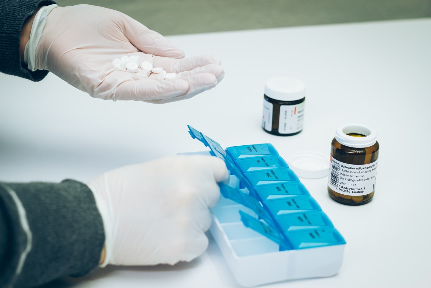 Person i gang med at dosere medicin