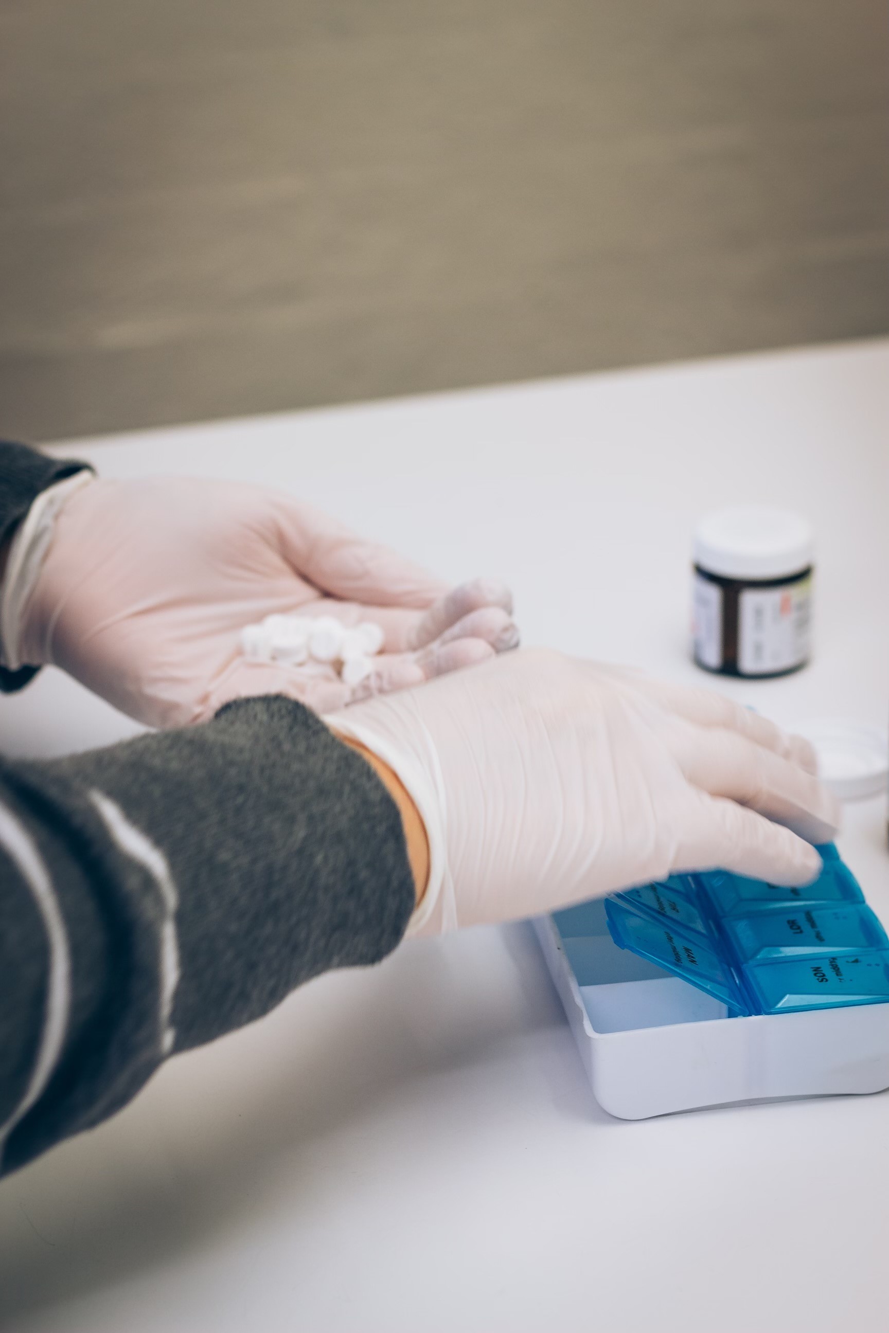 Person i gang med at dosere medicin