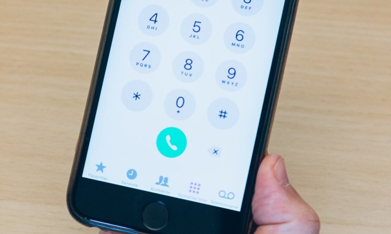Henvendelse, smartphone med nummeret til CFR tastet ind, klar til at ringe og henvende sig Henvendelse, smartphone med nummeret til CFR tastet ind, klar til at ringe og henvende sig