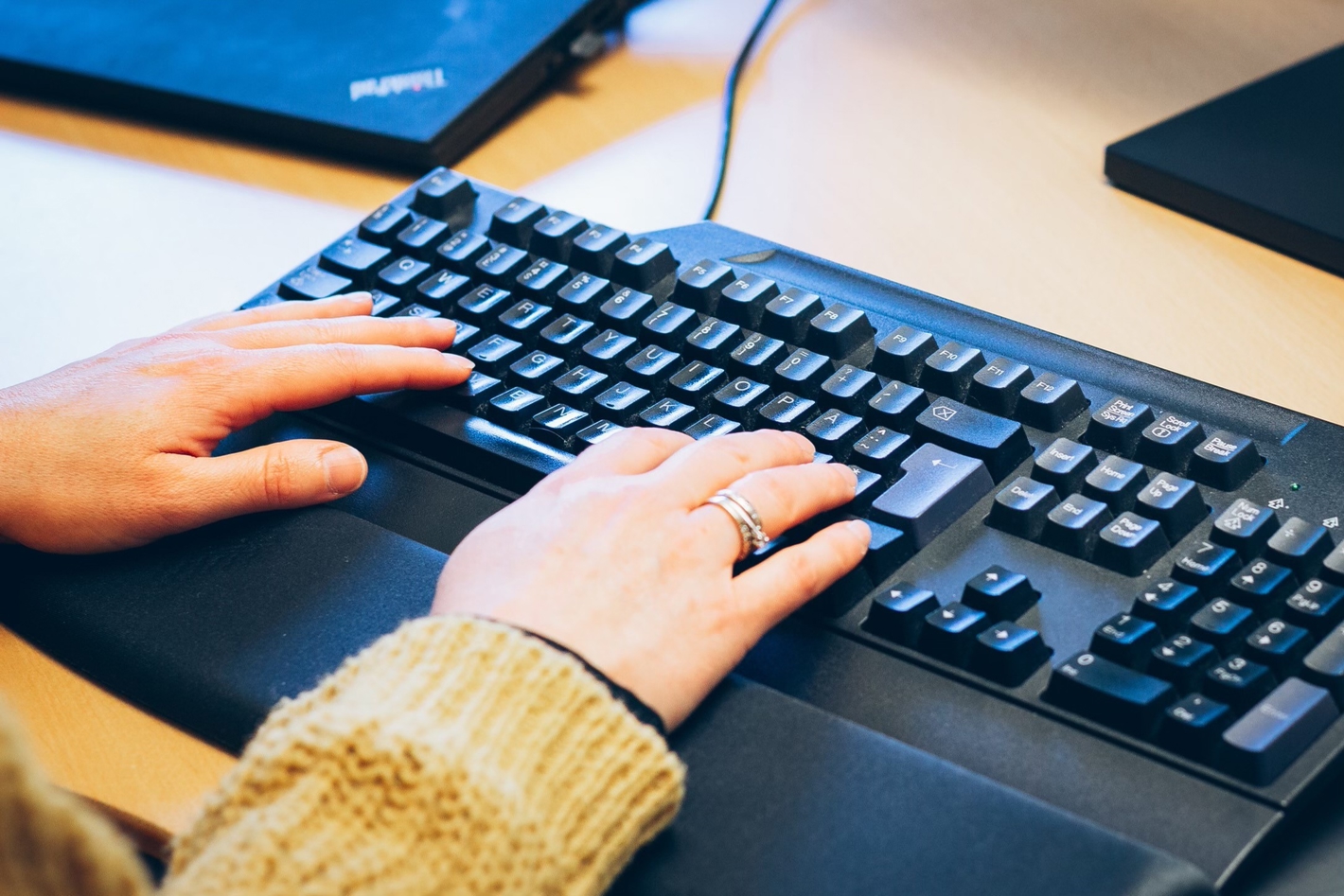 Person i gang med at skrive på et computertastatur